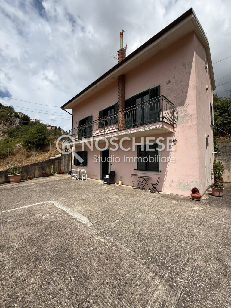 COLLIANO, VILLA INDIPENDENTE su 3 LIVELLI di 210mq ca + CORTE ESTERNA di 200mq ca + TERRENO ANTISTANTE di 4000mq ca e CANTINA/DEPOSITO.
