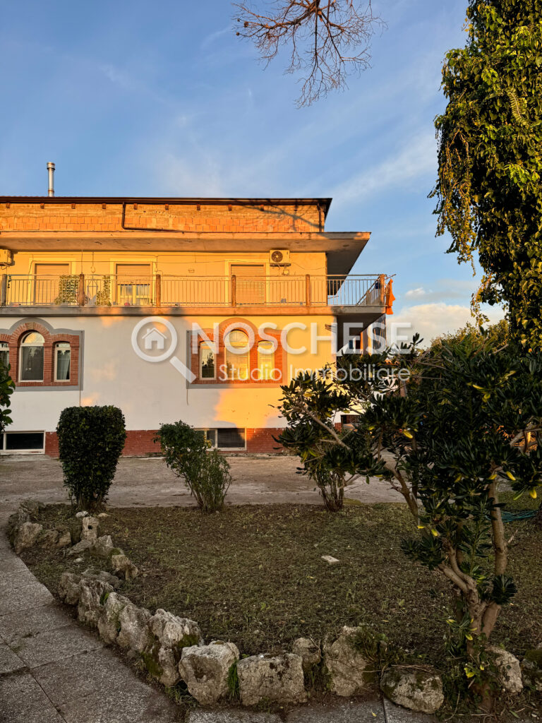 Pontecagnano, SOLUZIONE SEMINDIPENDENTE con possibilità di BIFAMILIARE, 3 LIVELLI + CORTE ESTERNA/GIARDINO di 2500mq ca, il tutto in ZONA AVERSANA.