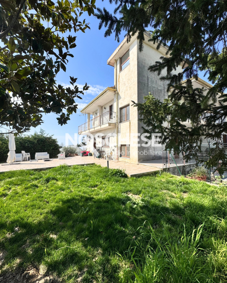 Tra Pontecagnano F. e Loc. San Vito, SOLUZ. SEMIDIP. su 4 LIVELLI, RISTRUTTURATA, 300mq ca + CORTE ESTERNA/GIARDINO di 500mq ca.