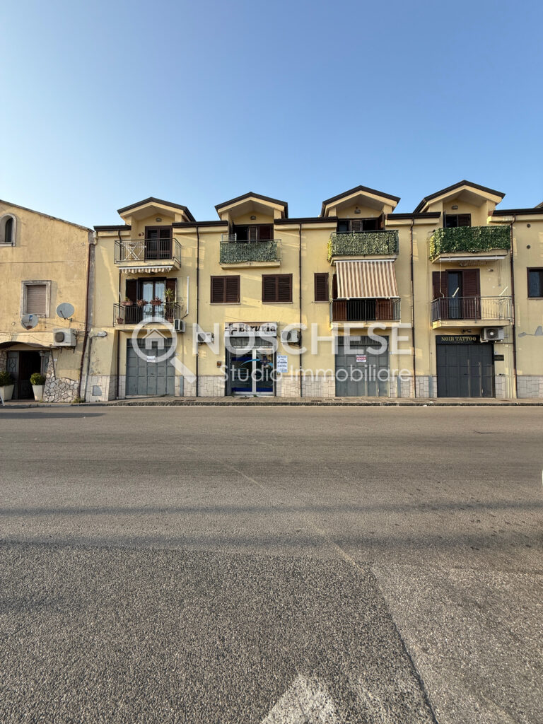 FITTASI: Pontecagnano, LOCALE COMM. di 200mq ca, 3 ampie VETRINE FRONTE STRADA CORSO ITALIA (S.S.18), RECENTE COSTRUZIONE