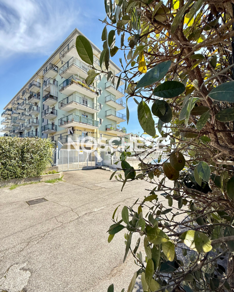 Pontecagnano F, Ad. CENTRO, in PARCO, APPARTAMENTO di 108mq ca + BALCONATE, POSTO AUTO e Disp. Di BOX.