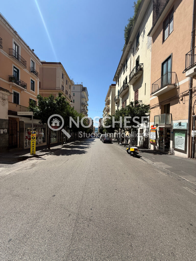 FITTASI: Salerno CENTRO, LOCALE COMM. di 60mq ca, VETRINA FRONTE STRADA VIA DEI PRINCIPATI