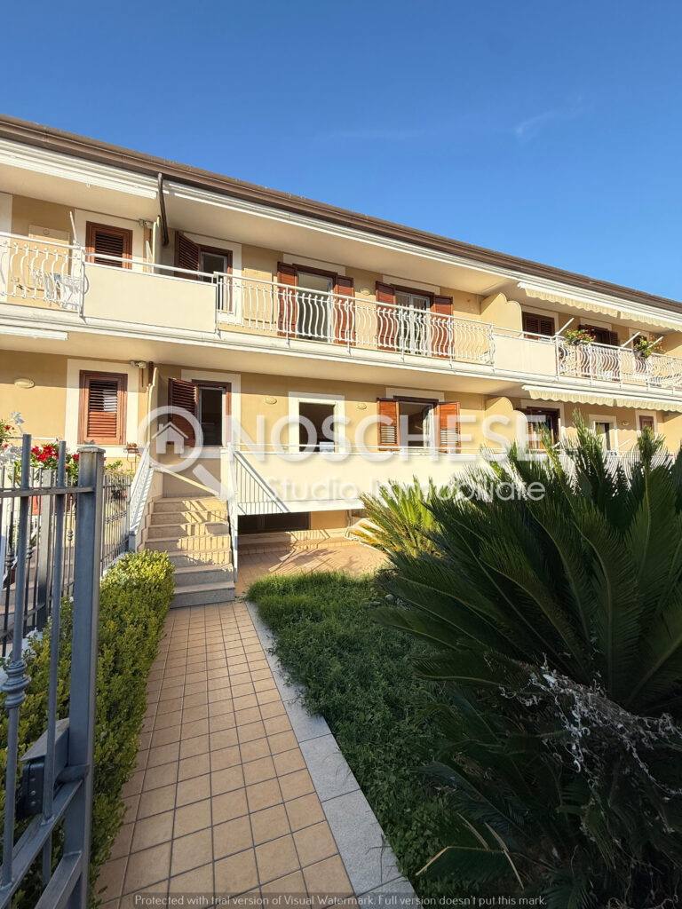 Pontecagnano F. , a pochi passi dal CENTRO, VILLA A SCHIERA di RECENTE COSTRUZIONE, 3 LIVELLI, 170mq ca + TERRAZZI, CORTE ESTERNA/GIARDINO di 100mq ca.