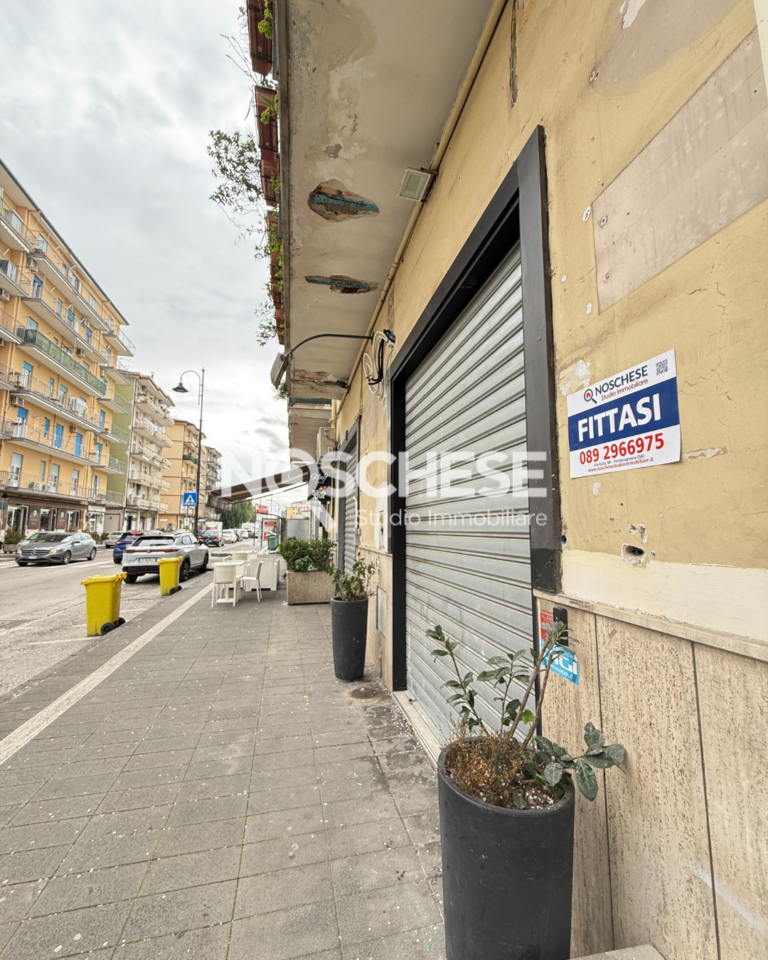 FITTASI: Pontecagnano F. CENTRO, LOCALE COMM. di 40mq ca. Locale Commerciale di 40mq ca, ubicato in Corso Italia, suddiviso in ambiente unico e bagno.