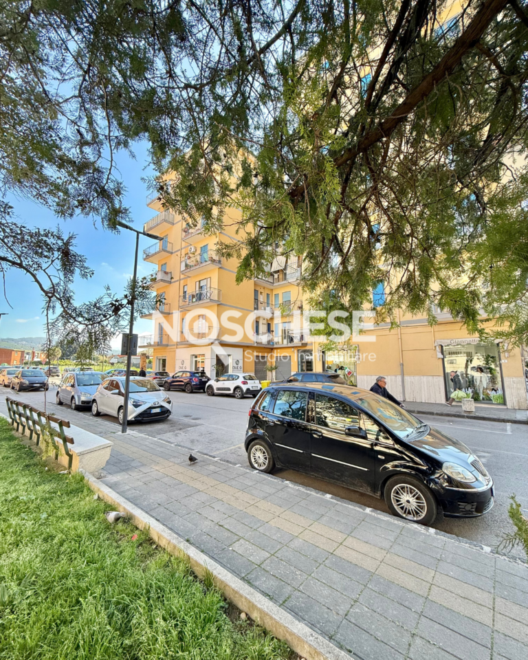 Pontecagnano F. CENTRO, Ampio 3 VANI di 110mq ca + BALCONATE. Appartamento posto a PIANO ALTO con Ascensore e suddiviso in Ampio Ingresso, Disimpegno, Cucina abitabile, 3 Ampie Camere, Bagno, Ripostiglio e Balconate di cui una con veranda. Luminoso, vista mare, In discrete condizioni con riscald. autonomi, fabbricato ristrutturato. Richiesta Euro 225.000; – Devi effettuare il CAMBIO CASA (vendita ed acquisto)? Contattaci per una consulenza gratuita specifica per le tue esigenze! – Hai esigenza di un MUTUO ACQUISTO CASA, oppure un PRESTITO RISTRUTTURAZIONE? Con noi puoi avere una consulenza gratuita ed eventualmente richiedere il tutto comodamente dal nostro ufficio, confrontando le migliori offerte di oltre 22 banche!