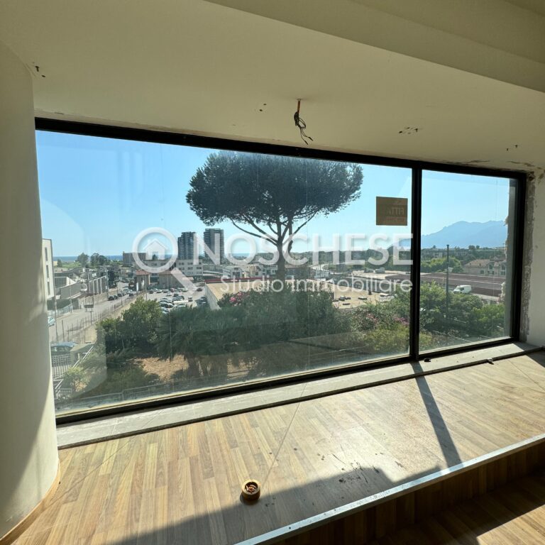 FITTASI: Salerno, Loc. San Leonardo, UFFICIO DIREZIONALE di 275mq ca con AMPIE VETRATE.