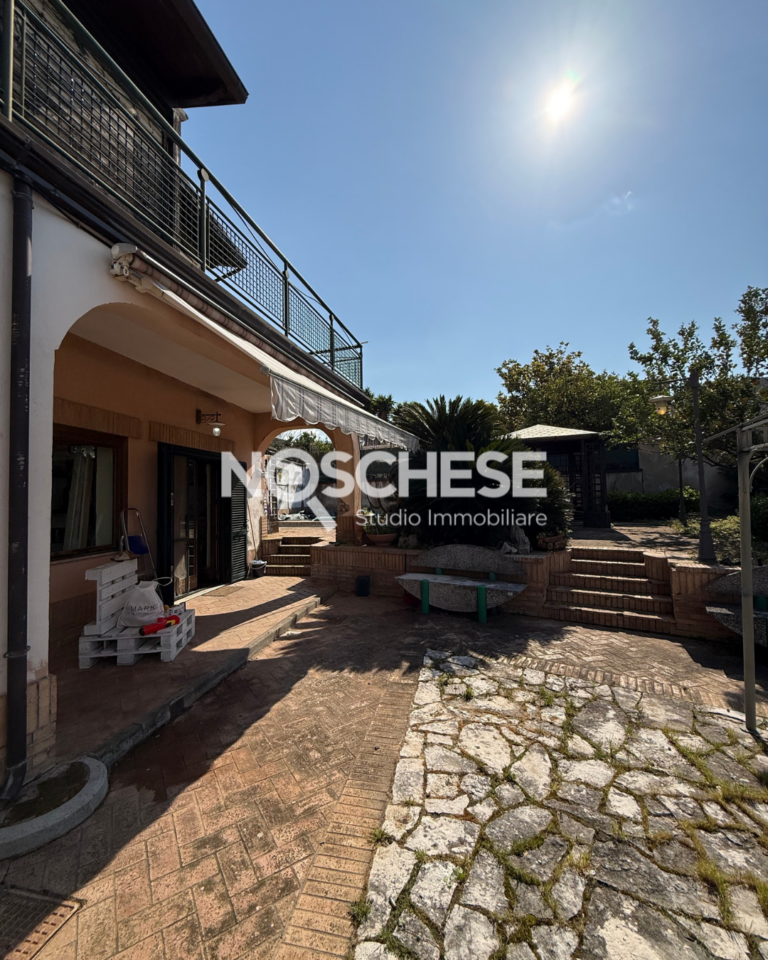 Pontecagnano F, Loc. FAIANO, VILLA su 3 LIVELLI di 300mq ca + Ampio TERRAZZO Vista Mare, DEPENDANCE di 30mq ca e CORTE ESTERNA/GIARDINO di 500mq ca con PISCINA.