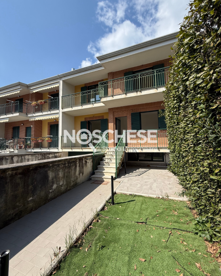 PONTECAGNANO F. Ad. CENTRO, SOLUZ. SEMINDIP. CAPOFILA di RECENTE COSTRUZ, 3 LIVELLI di 180mq ca + GIARDINO/CORTE ESTERNA di 100mq ca ed AMPIE BALCONATE.