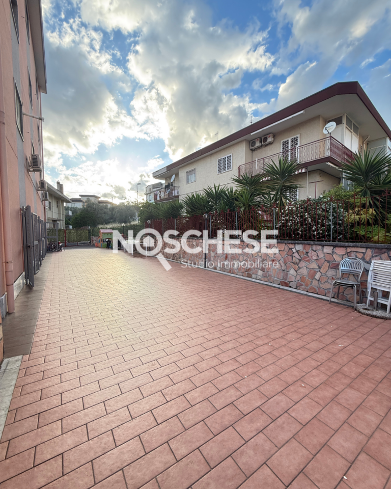 Eboli, a pochi passi dalla centralissima PIAZZA DELLA REPUBBLICA, QUADRILOCALE 2WC, COMPLET. RISTRUTTURATO, 140mq ca + ampia CORTE ESTERNA/TERRAZZO di 200mq ca con piccolo GIARDINO, ACCESSO ANCHE INDIPENDENTE e POSTO AUTO