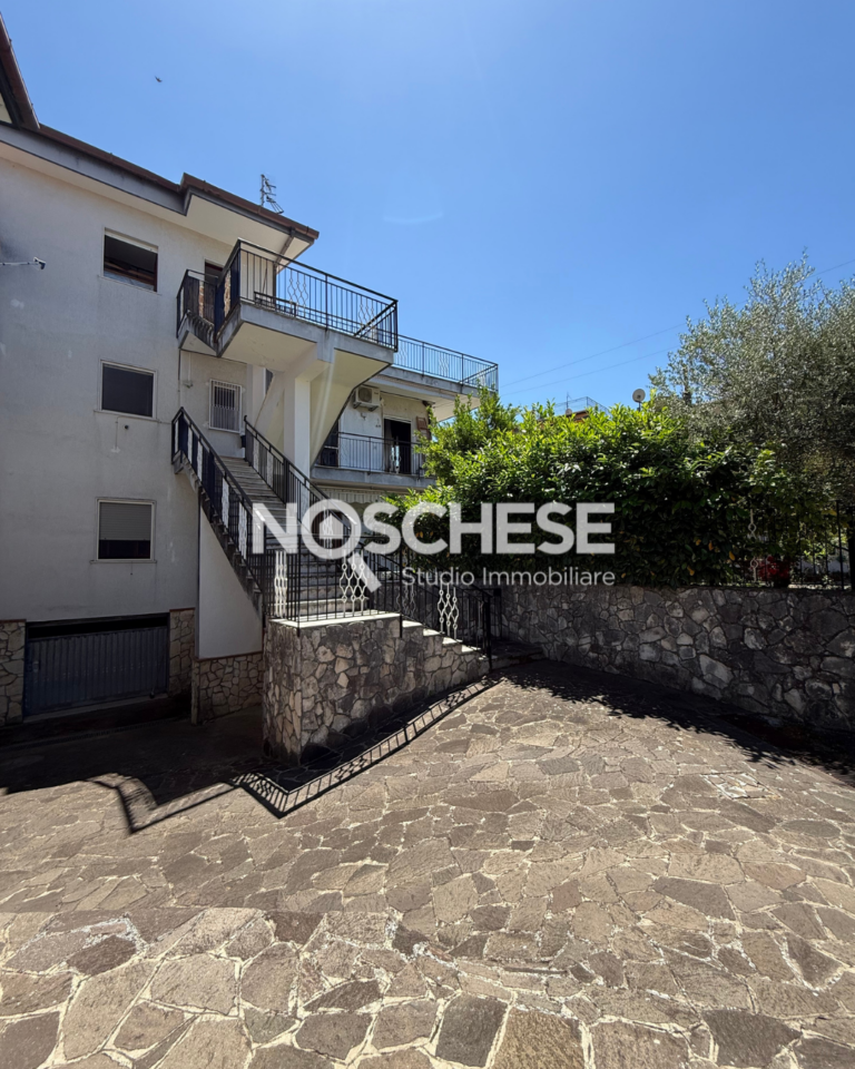 Pontecagnano, Loc. FAIANO, SOLUZ. SEMINDIPENDENTE su 3 LIVELLI, 110mq ca + Ampie BALCONATE e CORTE ESTERNA/GIARDINO di 300mq ca