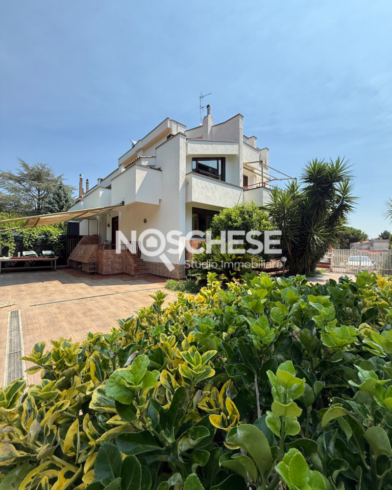 SALERNO, in Loc. Capezzano (Comune di Pellezzano), VILLA SEMINDIP. CAPOFILA su 4 LIVELLI, 240mq ca + CORTE ESTERNA/GIARDINO di 400mq ca con possibilità di renderla BIFAMILIARE