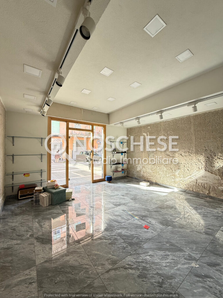 FITTASI: Pontecagnano F. CENTRALISSIMO, LOCALE COMM. di 45mq ca, RISTRUTTURATO, OTTIMA VISUALE con VETRINA FRONTE STRADA su CORSO ITALIA