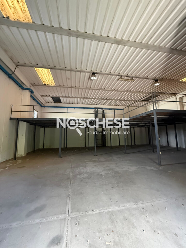SALERNO, ZONA INDUSTRIALE, CAPANNONE di 260mq ca con ALTEZZA di 7,50m ca e SPAZIO ESTERNO COMUNE