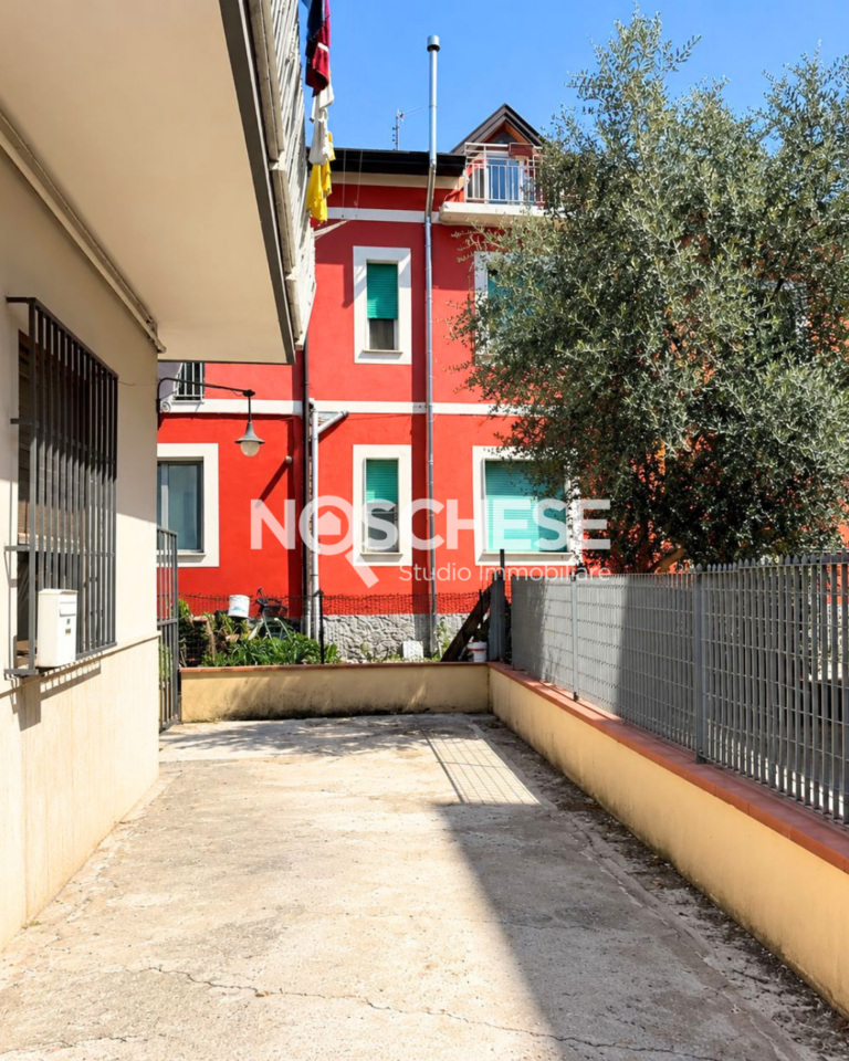 Pontecagnano F. CENTRO, 3 VANI di 70mq ca con INGRESSO INDIP. e CORTE ESTERNA di 50mq ca con accesso anche CARRABILE