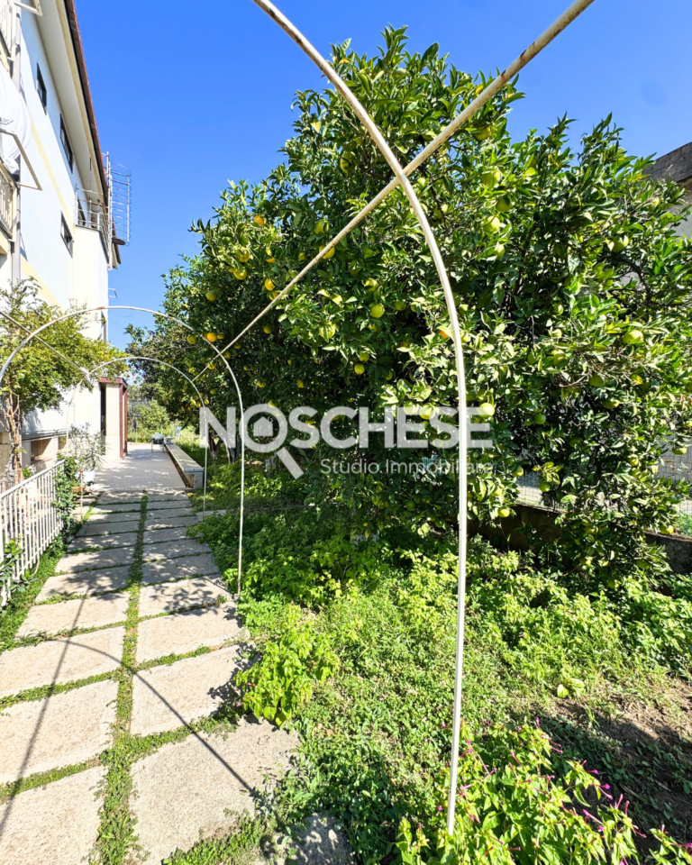 Ad. CENTRO di Pontecagnano F, Appartamento di 80mq ca + GIARDINO di 400mq ca, TERRAZZI di 40mq ca, TAVERNA di 20mq ca e CANTINA di 5mq ca